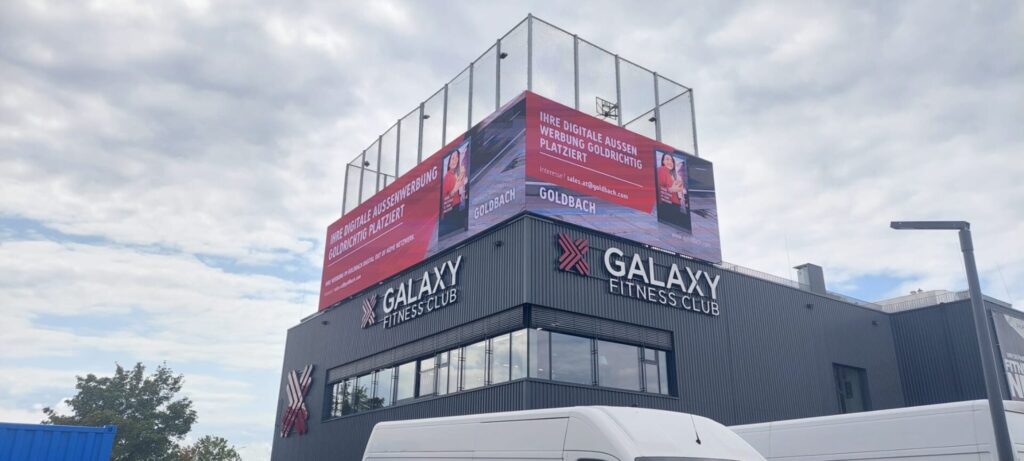 DOOH Outdoor LED Wall Videowall Digitale Werbewand Galaxy Fitness Center Brunn am Gebirge