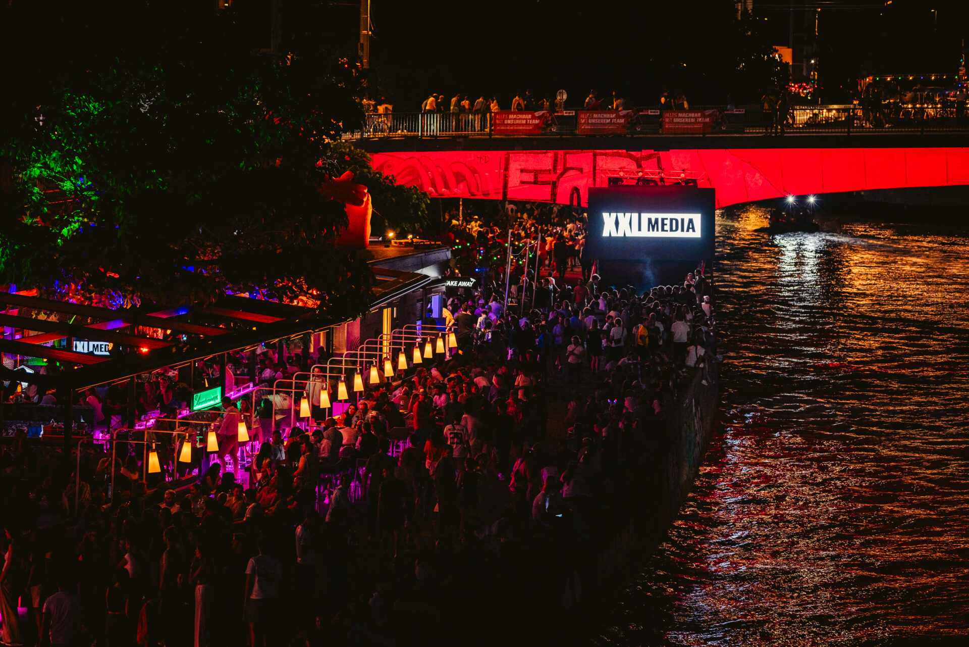 firstSpot beliefert sieben namhafte Public Viewing Locations mit LED Walls für die EURO 2024. Von kleineren Wänden (3,5 x 2 Meter) über mobile LED Wall Lösungen mit unserem LED Trailer bis zu großen LED Walls (7 x 4 Meter) für Publikum > 2.000 Personen reicht hier das Spektrum. Eines haben alle 7 Locations gemein: gemütliches Ambiente, gutes Essen und perfektes Service. Wir danken unseren Partnern ("Die Blumenwiese", "Die Alle", "Zum Leupold", Flughafen Wien Schwechat, Stadtgemeinde Schwechat, Stadtgemeinde Gänserndorf , Fa. XXL Media und Fa. Martinslight) für die reibungslose Zusammenarbeit und freuen uns schon auf den FIFA Worldcup 2026.